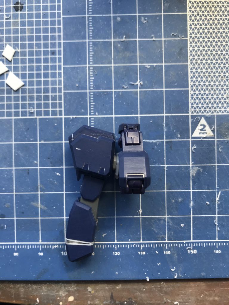 腕の改造は主にプラ板と瞬着パテを使い成形しています。また、プレバンに着いてきた接続パーツが長すぎると感じたので、短くしてあります。