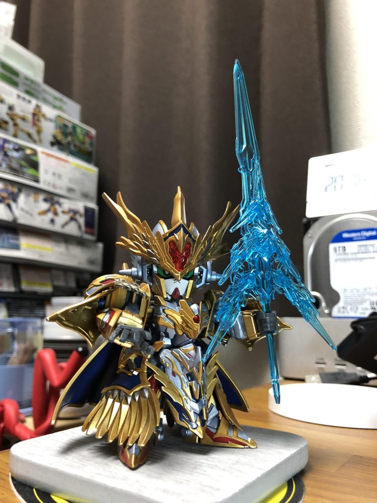 塗装後、トップコートで完了ですわ！と思いましたが胸アーマーのエフェクト穴が微妙過ぎたのでジェムを取り付けましたわ。見栄えが全然変わりますの。今回使った塗料はシタデルカラーの銀：GRAY KNIGHTS STEEL(BASE)金：RETRIBUTOR ARMOUR(BASE)青：KANTOR BLUE(BASE)赤：MEPHISTON RED(BASE)グレー：MECHANICUS STANDARD GRAY(BASE)アーマー留具、鋲等：LEADBELCHER(BASE)・RUNEFANG STEEL(LAYER)・AURIC ARMOUR GOLD(LAYER)スミ入れ：NULN OIL(SHADE)ですわ。トップコートは水性プレミアムトップコート半光沢。胸アーマーに取り付けたジェムは貴和製作所　貴和クリスタル　スカーレット　サイズ：PP24ですわ。大体3mm強なので接着しなくても押し込むだけで固定できますわ。 アニメで見て「カッコいい！」から「やっと出ましたわ、買いますわ」を経て足のクリアレッドを見て「ん゛ん゛ッ…！」から決意した筆塗りでしたが概ね満足な仕上がりですわ！シタデルカラー買い足したらキットの4倍くらいの出費が発生したのは内緒ですわ！それでは皆様方、ごきげんよう！