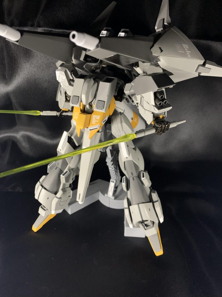 両腕部には3連ビーム・ガトリング!!