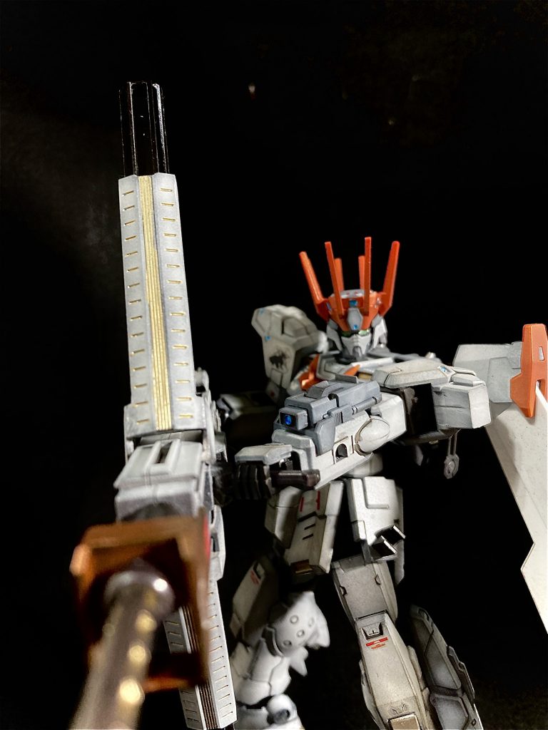 黒立ち上げ、タミヤのレーシングホワイトとゴーストグレイ、メタリックオレンジで塗り分け後、墨入れ、艶消し、デカール、ウェザリングマスターでお化粧して仕上げました。