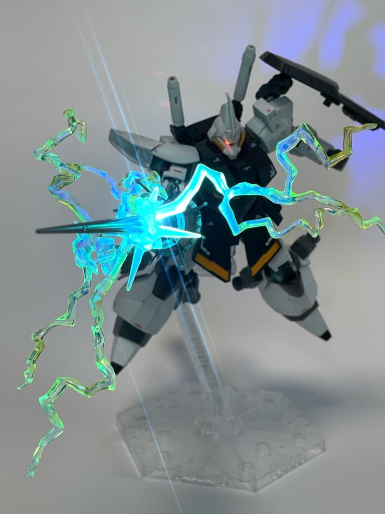 雷光の如き一突き！みたいな。この写真ガチ気に入ってます。Generator-Link ANd Stun-Attack use Charge Spear = GLANSACS/ ジェネレーター連結式スタン突撃槍、略称グランサクスという名称設定（？）も考えています