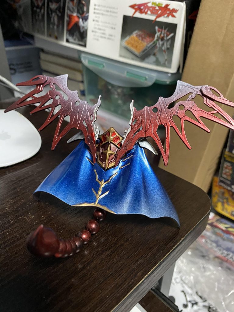 マント。徐晃デスサイズの翼とナイトストライクが無改造でつけられました。尻尾は自作です。マントは青メタリックの縁を白で噴いてグラデしています。