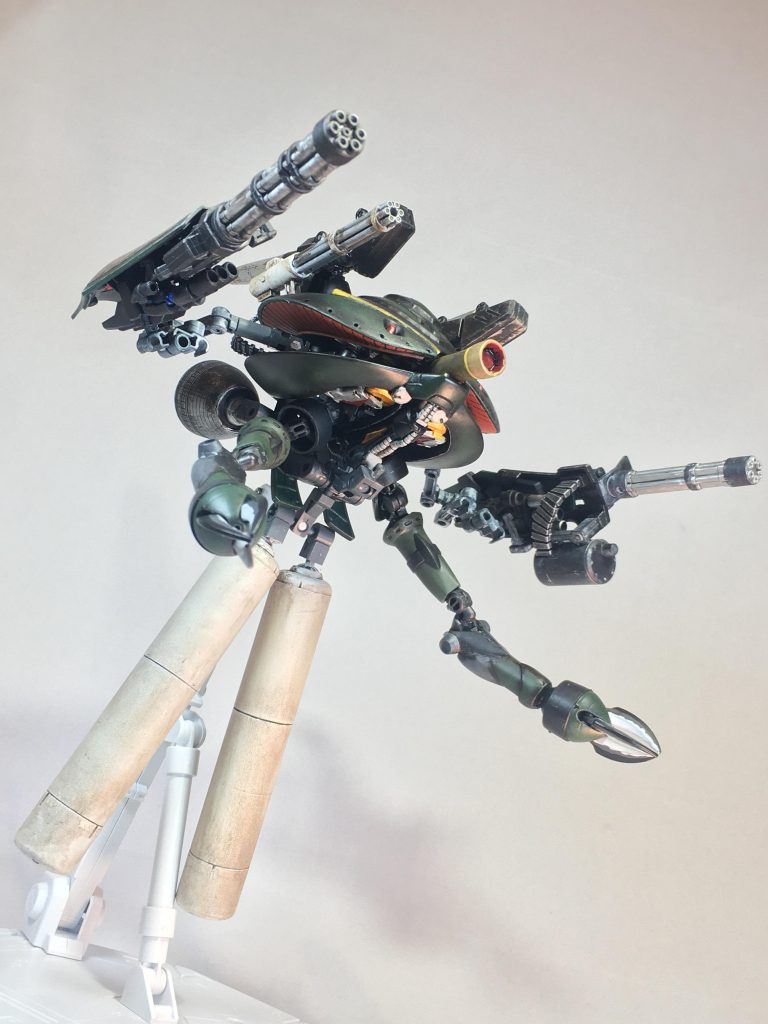 ジオン軍風MA形態αアジールやノイエジールのプロペラントタンク下出しのMA形態プロペラントタンク部分はジョイントパーツで上下に可動します。プロペラントタンクはMGサザビーより