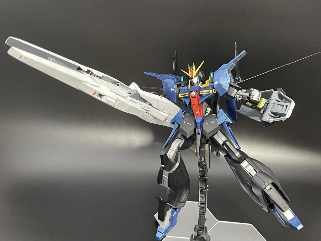 ジャンクのバウからライフルのグリップを拝借したので無理なく持たせることができます。