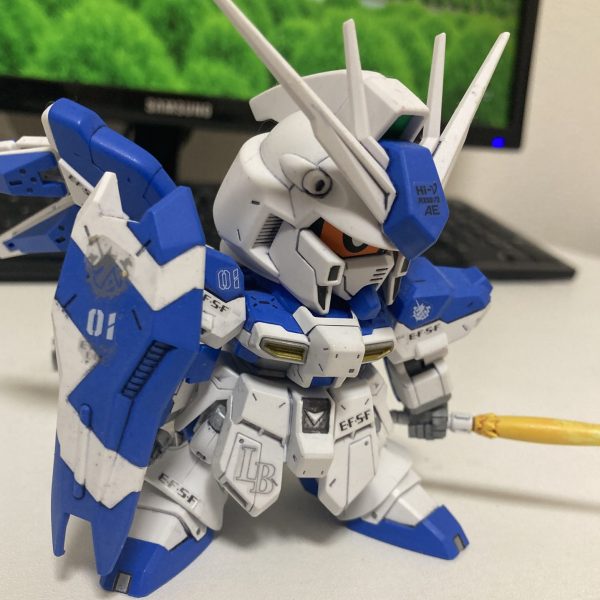 量産型νガンダム！次はSDのHiνガンダムを量産型に改造しようと思います！今回はカラーリングだけじゃなくて、完全に別モノになってしまうので、ミキシング、プラ板工作、ディテールアップパーツを駆使して改造していきます。ワーハジメテバッカリ‥‥個人的に量産型νはインコムのイメージなのでファンネルは撤去します。その代わりにインコムユニットなんだけど、SDサザビーのバックパックが使えそうかな‥‥でも、バーニア部分は完全自作になりそう。プラ板組み合わせて挑戦です。胸の排気ダクトはwaveのU-バーニアフラットを使用して縦のダクトを追加。肩の窪みは、いっその事そういうモールドにしてしまえという事で、コトブキヤの角モールドⅡの三角形を貼り付けようと思います。さてさて、どうなる事やら！（1枚目）