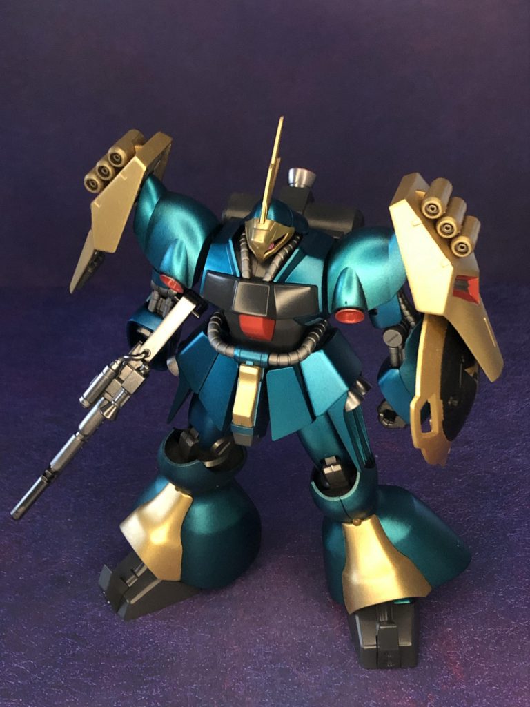 今回初めて重ね塗りで色の表現してみました。本体外装は黒サフ→スターブライトシルバー→クリアブルー→クリアグリーンの順で吹いています。