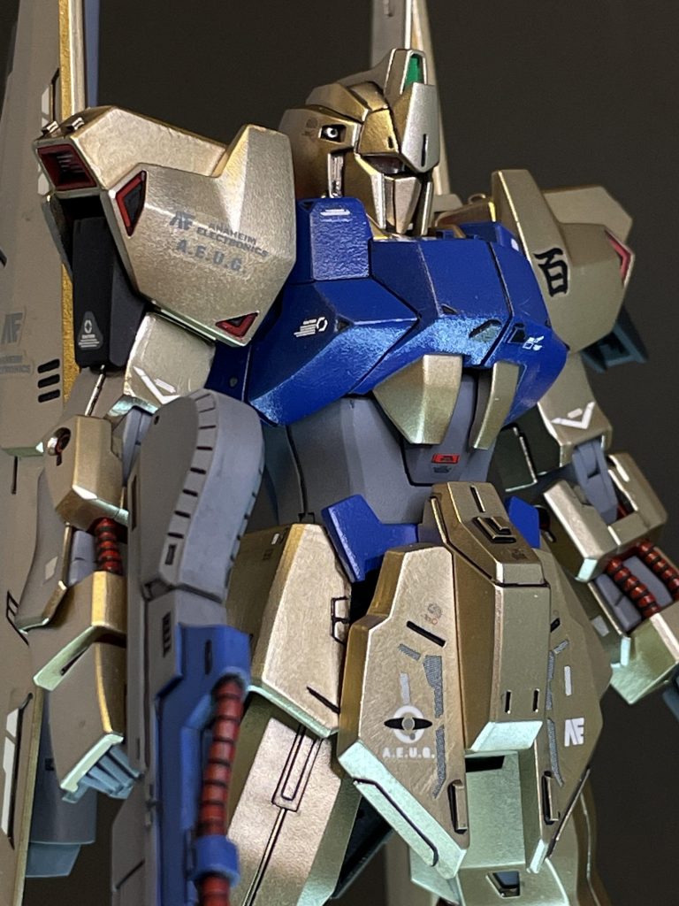 バストアップですよ上腕部が細すぎると感じ、プラ板で囲み、男らしくしてみました笑フロントスカートのスリットは、あえて一本減らしてみました。意味はあまりありません笑 あえて言うなら、皆様の作品との差別化ですかね?!あまり目立ってないですが笑