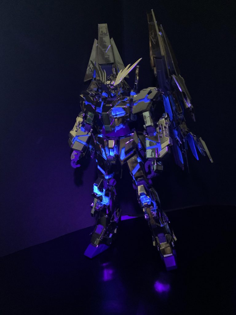 サイコフレームは塗装なしでブラックライトに反応します