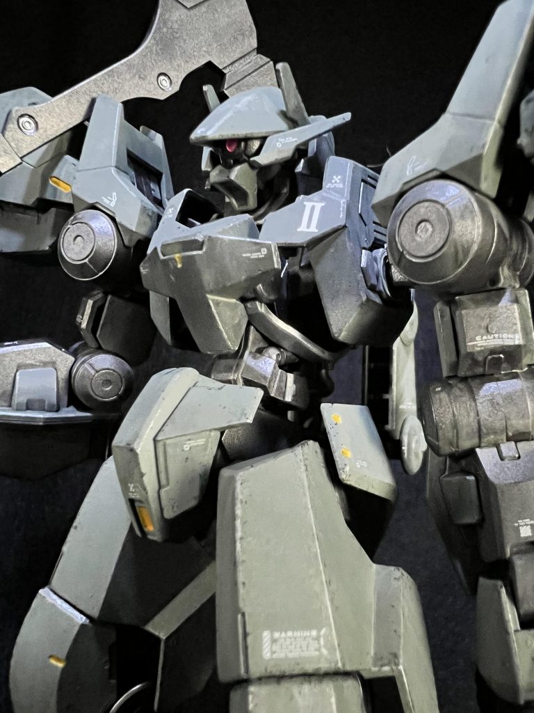 スポンジチッピングはファレホのジャーマングレーブラック。銀色でドライブラシしてます。仕上げにウェザリングカラーのサンドブラウンで砂汚れ感をプラス。