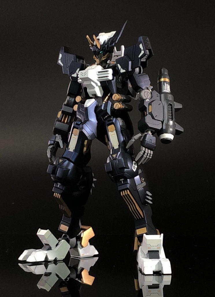 試しに黒背景でも撮ってみました。つや消しコートの前にキトンブルーパールを吹いているので、光の反射で独特な輝きが出て気に入ってます。