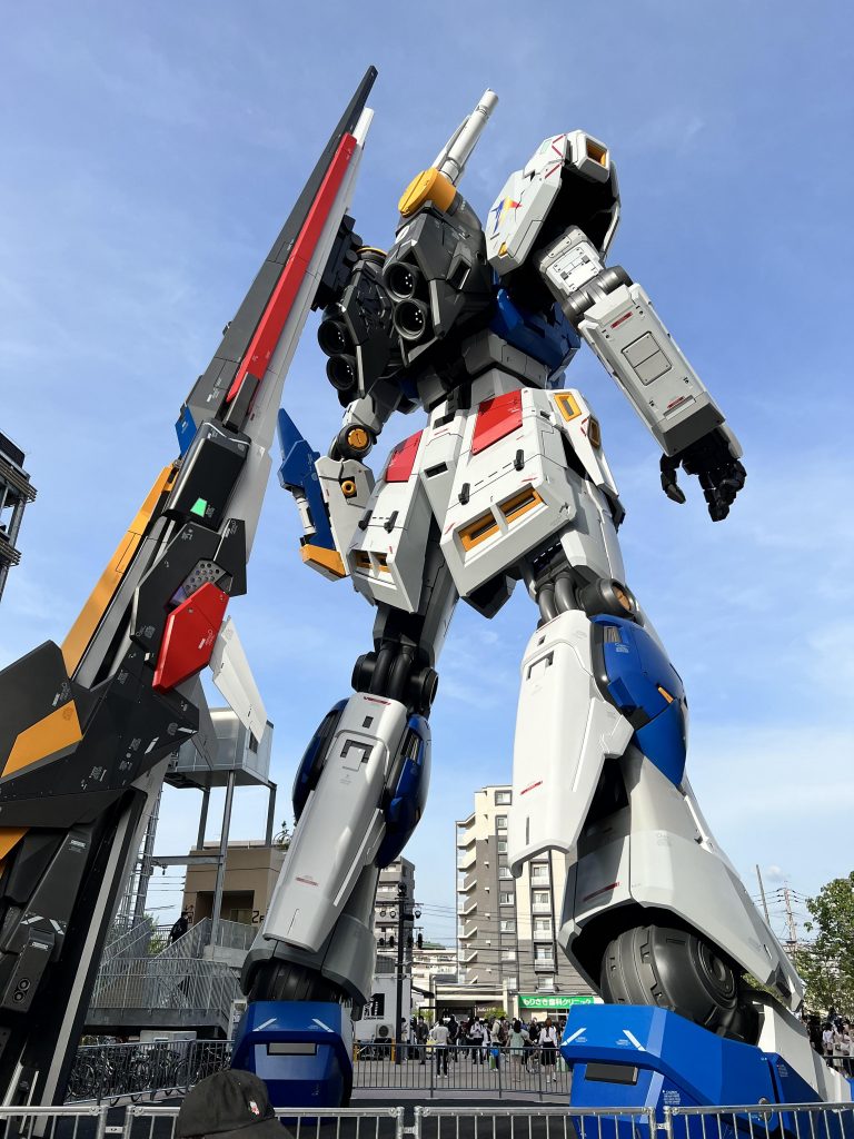 実際に背面ケツ見るνガンダム立像もめちゃかっこよくて大好きなのでららぽーと行くたびにケツ眺めてます