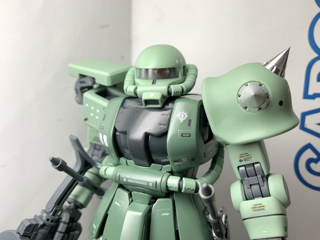 頭部動力パイプは左右一つずつ減らしています。モノアイはメタル化、中心にHアイズを使用。肩のスパイクもメタル化しています。全て初めてやりましたが、一気にクオリティが上がり感動しました。