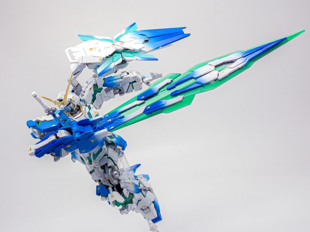 ファンネルをソードに連結してバスターソードに。ここでもグラデ塗装がいい仕事をしてくれました。