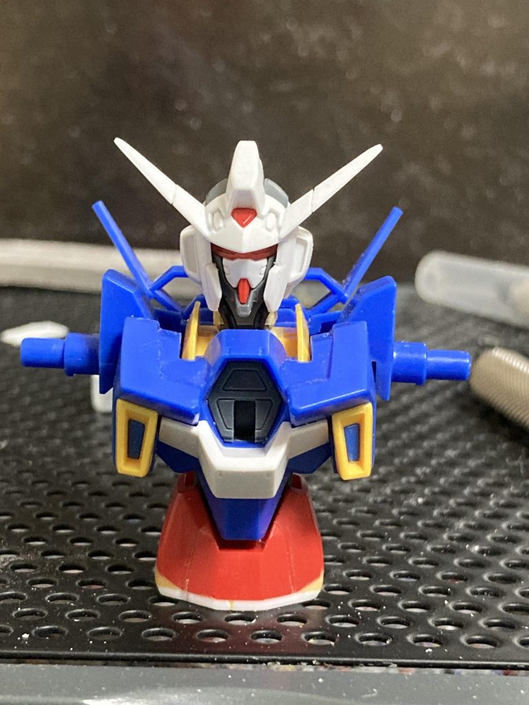 胸と腰のパーツの間が少し浮く様に調整しつつ変形も問題なく出来る様に改造、AGE2の腰部とAGE3の下半身部の接合が難しかったので上手いこと処理しました