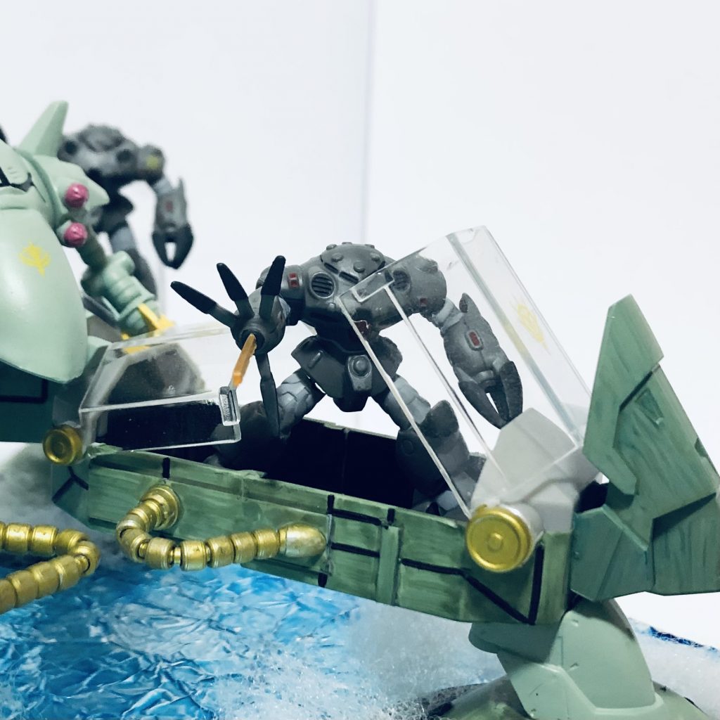 左前脚に載るズゴック小隊一番機。結構出来の良いフィギュアです👍