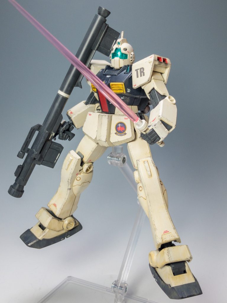 肩スラスターは、プラ板を挟んでディテール再現しています。HGUCは何でスラスターが繋がっちゃってるんですかね?