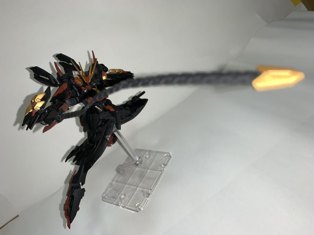 ・γナノラミネートバスターソード『ティルフィング』本機のメイン武装である漆黒の両刃型大剣。機体の全高にも匹敵する巨大な武器だが、専用のパワーシリンダーによる恩恵により自在に扱うことができる。また刃を分割することで2振りの片刃剣、分割した状態で刃を折りたたむことで両刃剣となり、柄部分は先端部に希少超硬合金製が採用された蛇腹剣になる。そして、大剣時のみに使用可能になる刀身に圧縮したエイハブ粒子を送り込み、これにより刀身面にγナノラミネート反応が発生し、装甲と接触した際にナノラミネート構造を破壊する効果を発揮する。なお、同じγナノラミネート技術を採用してる『ASW-G-29 ガンダムアスタロト』は専用のケーブルを介して伝送を行うがベリアルの場合はケーブル介してではなく掌から直接伝送されるようになってる。非使用時にはバックパックに懸架される。