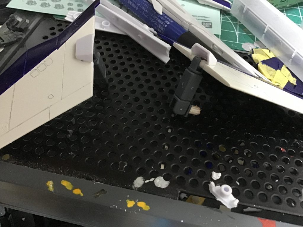 追加した翼の製作工程。ハセガワのYF -19のキットから翼を拝借。アームを接続する部分をくり抜き、ランナーを切って削ってして軸を作製。パワーアームズパワーダーの短いアームの、本体と繋ぐ側の軸をパイプで太らせて接続。翼とアームの接続部が目立ちすぎるので、デルタカイのプロトフィンファンネルのパーツでカバーを作製して取り付けてます。