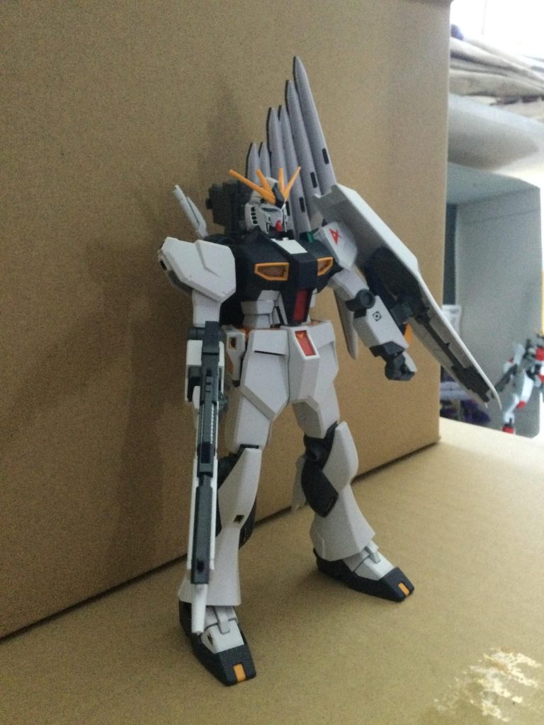 しかし、背中の装備がないと、いささか物足りないのもまた事実。