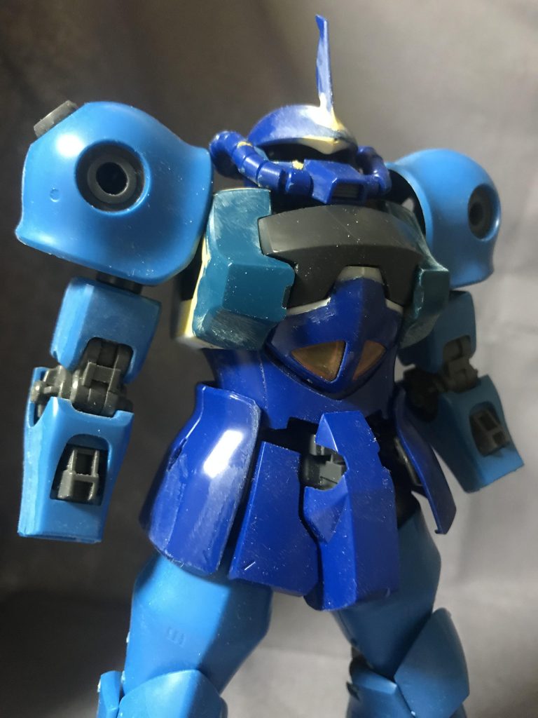 顔も若干目つきが鋭くなるように加工。モノアイはHアイズの2mmにしてます。