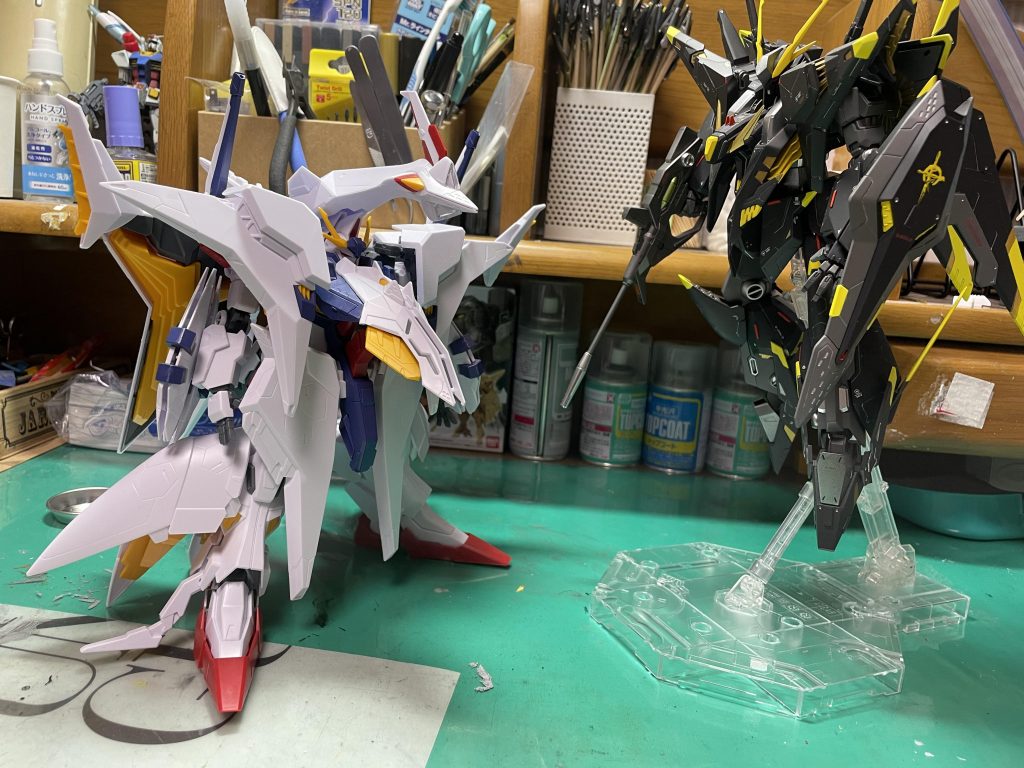 パチ組時の写真です。元の配色もめちゃめちゃ好みだったのですが、クスィーを大胆カラーにしてしまったためこちらも色変えをしようと思い立ち塗装しました。 