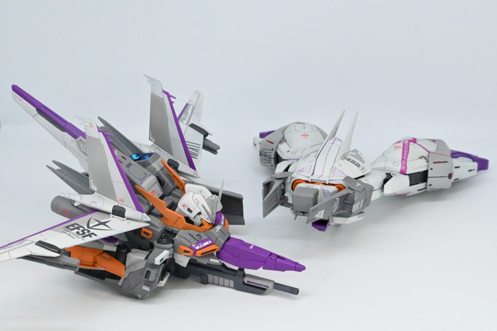 分離状態、メインカメラが隠れるように首回りはプラ板で変更してあります。