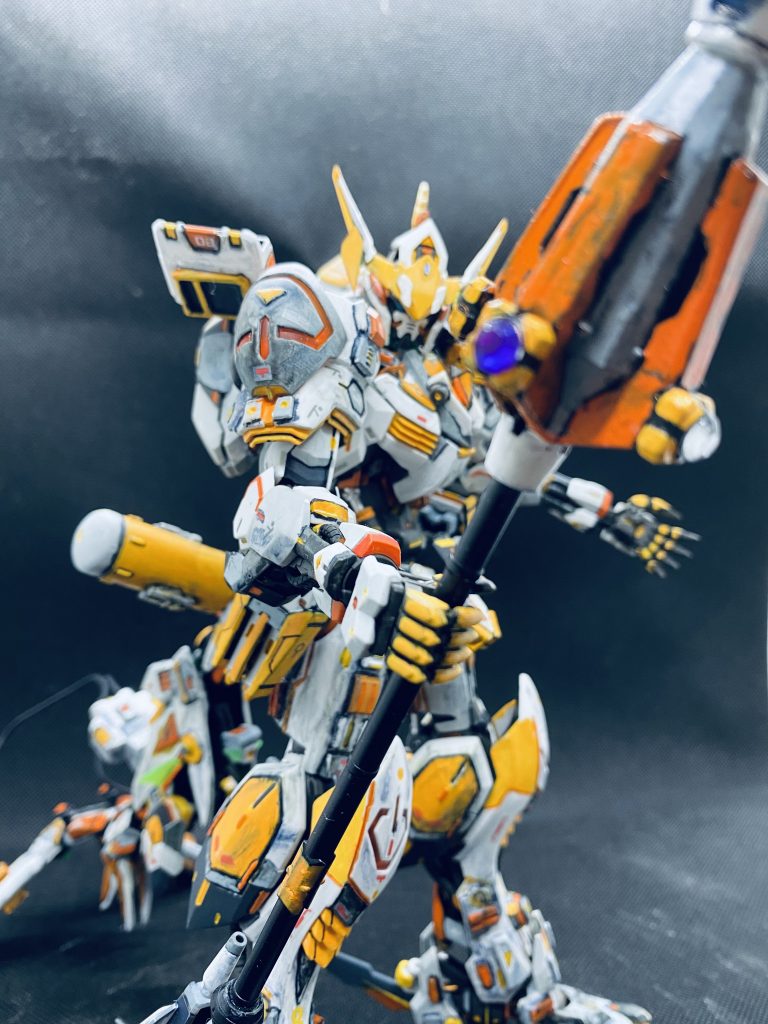 鉄血といえばメイス！そこにHorizonの主人公アーロイが使う槍の機能などを盛り込みました。一応レジェンダリーコイルを４つ装備している豪華仕様です（笑）