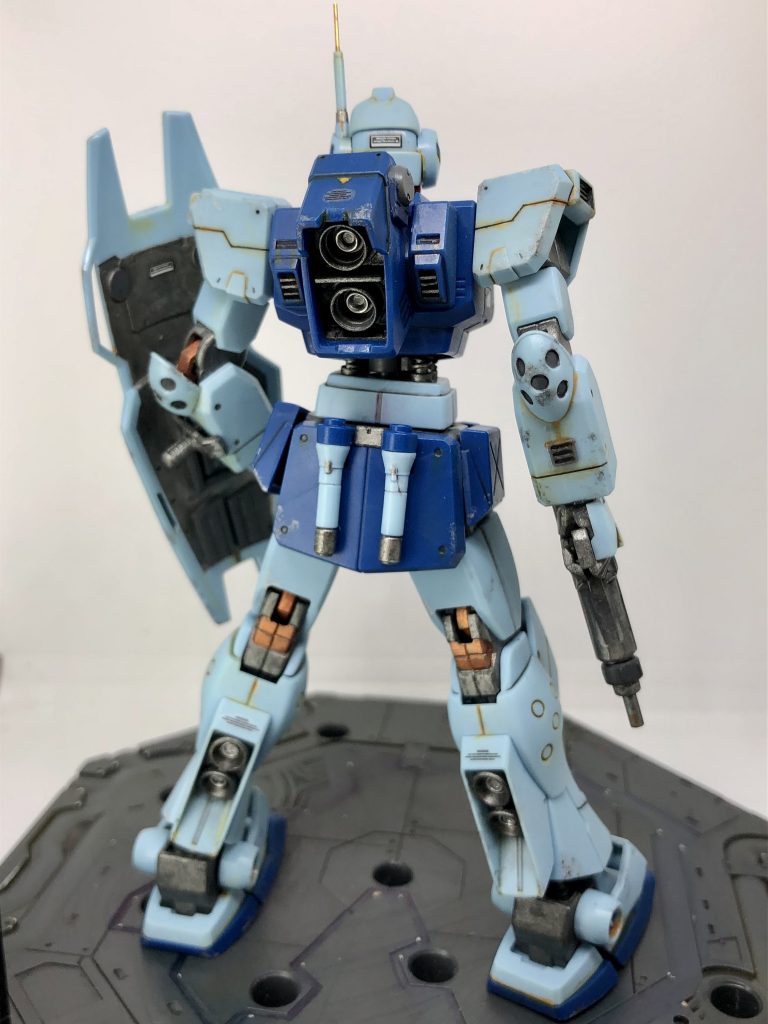 バックパック側方のスリットは一度取り除いて0.3mmプラ板に置き換えていますビームサーベルが一本エナメル塗料で割れを起こしています。無念