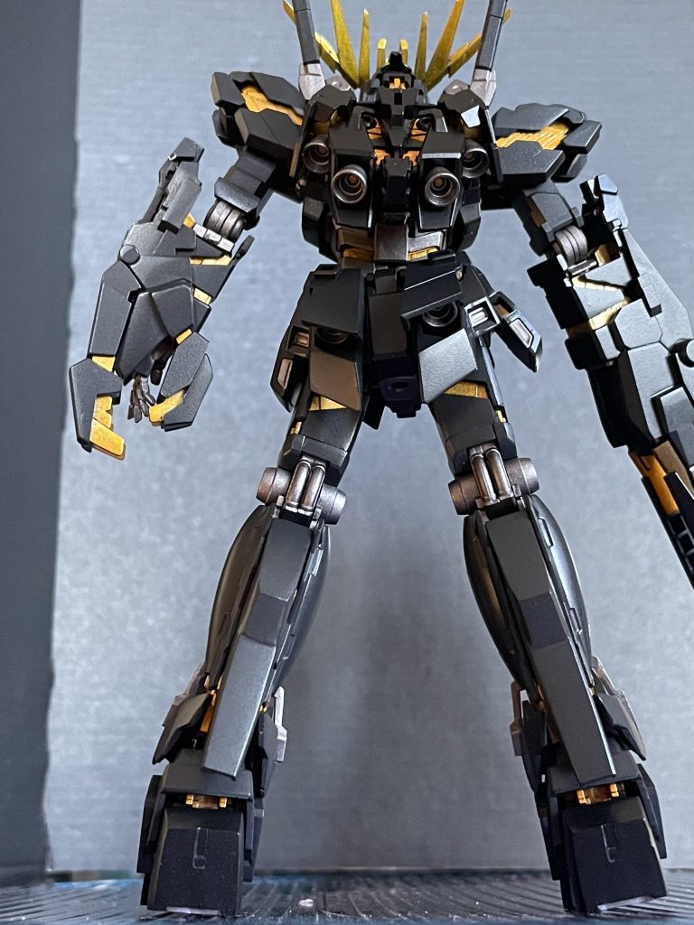 背面ややローアングルで。