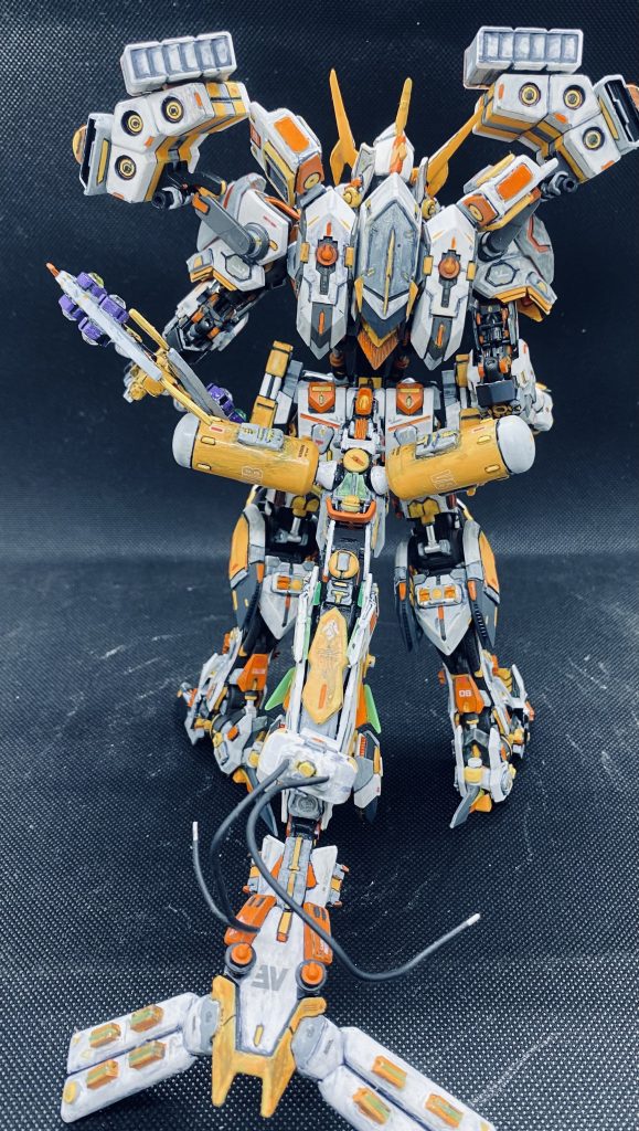背面です。この尻尾こそ全ての元凶。当初はカラバリで簡単にすますはずだったMGバルバトス制作中に　Horizon Forbidden West　にどハマりした結果、膨らみ続けるイメージのままゴテゴテと装飾を増やすことに。その結果生えました（笑）レア素材が尻尾に集中していたのが悪い。結果的にはこの尻尾のおかげで、本体に盛った後も安定を保てたのでよかったかと。