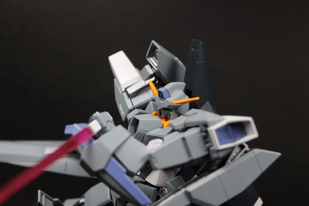 サーベルを抜刀して。逆手持ちがこの機体の特徴のようです。