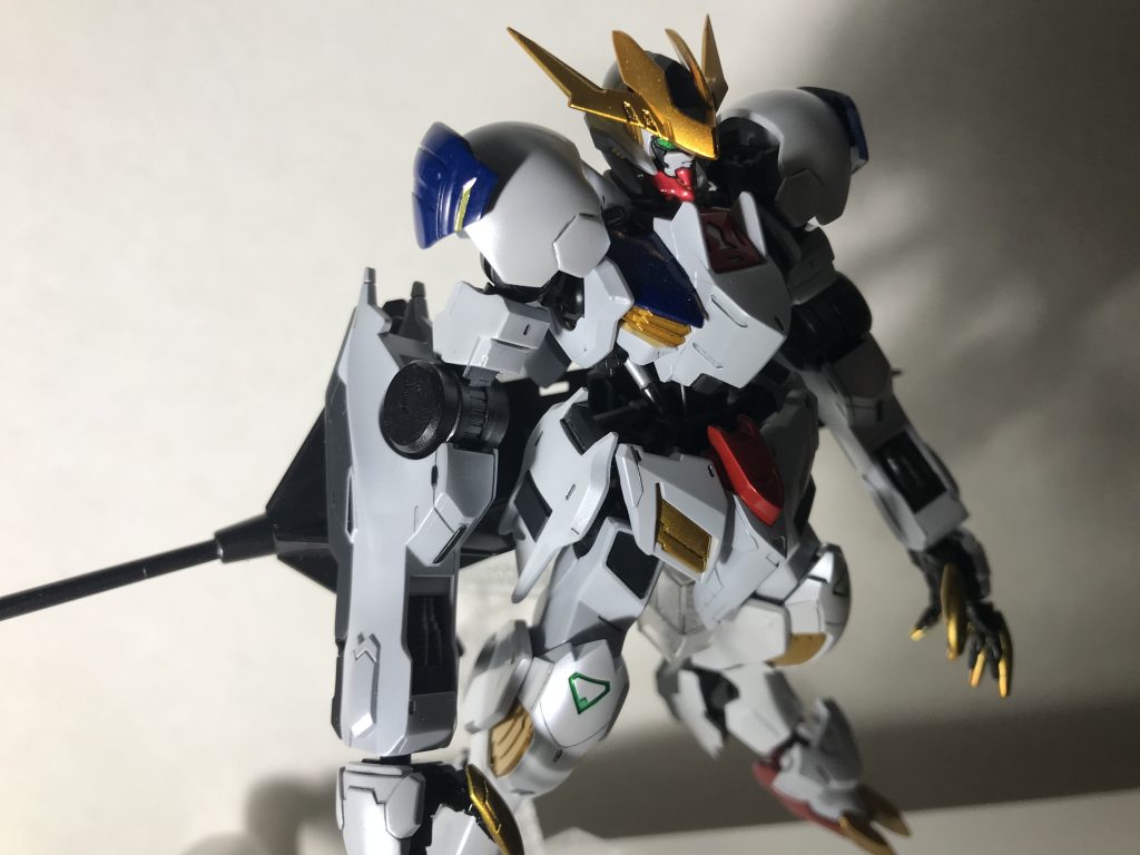 Gジェネで見たナノラミネートアーマーの輝きに近づけたくてホワイト部分にガイアノーツのパールシルバーを吹いてみましたが、やや色が暗くなったような...?ご愛嬌としましょう。ゴールドは全てスターブライトブラスにクリアオレンジを吹き重ねたもの、レッド部分は8番シルバーで渋めに抑えたキャンディ塗装。