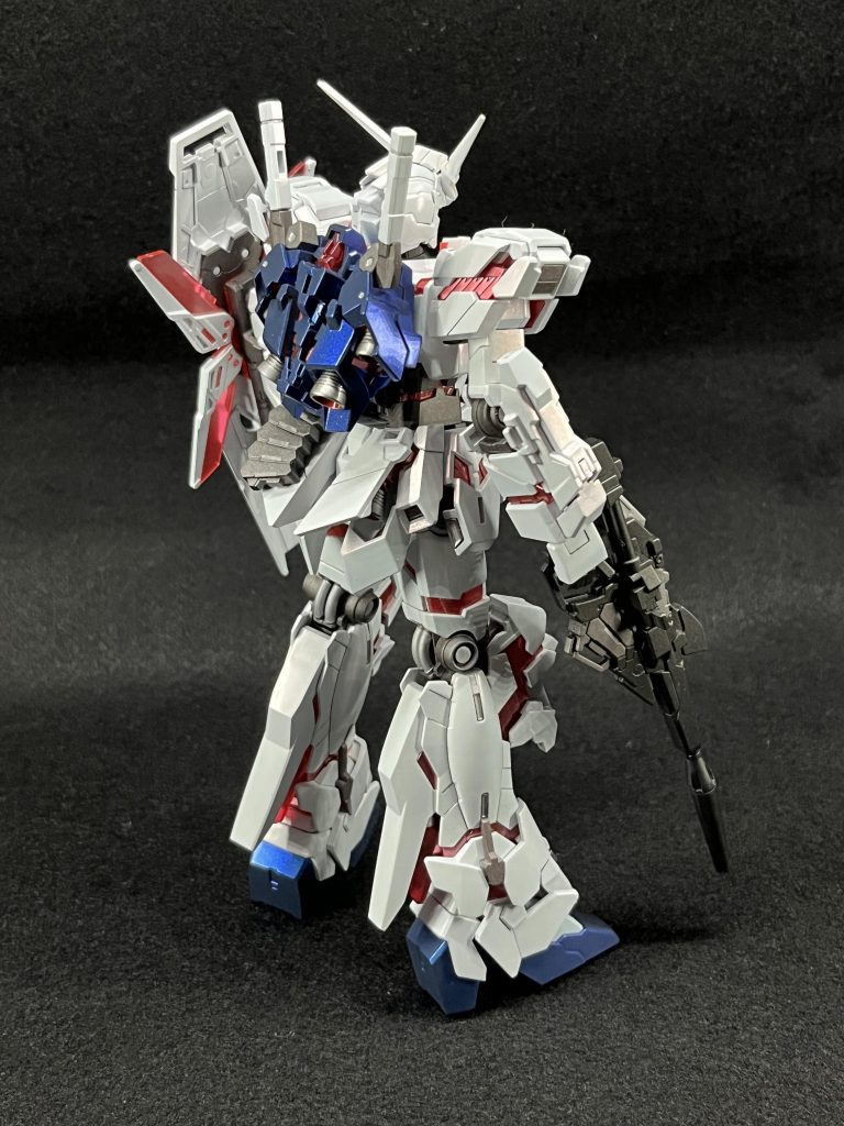 立ち画②使用色と構成は、・白グレーサフ→Ex-ホワイト→クリスタルカラー ルビーレッド→光沢クリア・青黒サフ→調色青(インディブルー+MSレッド+MSグレージオン系)+クリスタルカラー サファイアブルー・関節焼鉄→つや消し・武装黒鉄→つや消し・角スーパーリッチゴールド→光沢クリア・バーニアスーパーアイアン2→光沢クリア・クリアパーツ軽めにメタルレッド→クリスタルカラー ルビーレッド→光沢クリア・目など蛍光グリーン→エナメル黒→拭き取り→光沢クリア・塗り分け、スミ入れエナメル クロームシルバー、ブラック、ダークグレー