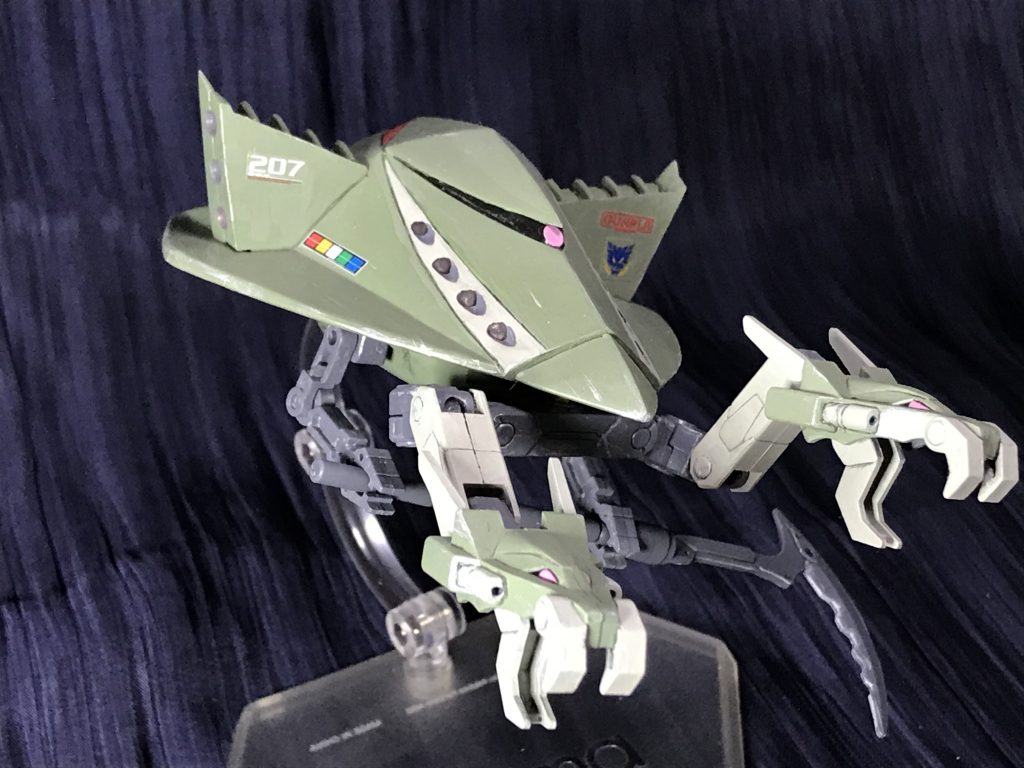 前回の八郎太郎に使ったアルトロンの余り部品を使用。なんとなくドラゴノザウルスに見えたのでビグロノザウルスと命名。頭が三つで腕２本なのか頭が一つで腕４本なのか悩ましいスタイルがお気に入りポイントです。