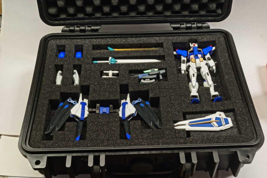 　また、[グロリアス]には持ち運び用ケースも用意しています。オプション装備は収納できませんが、とりあえずバトルができる装備は入れています。これで旅行先でバトルを挑まれても安心です。