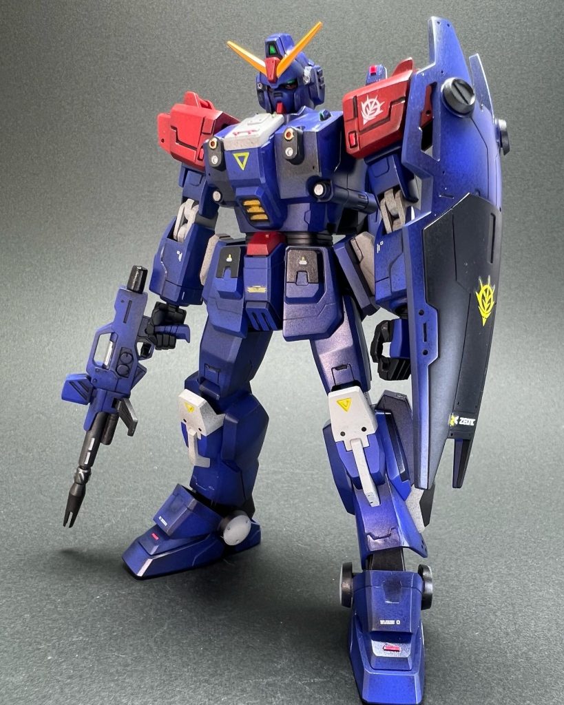 肩部分をスジボリではなくプラ板を貼る加工を施して強調してみました