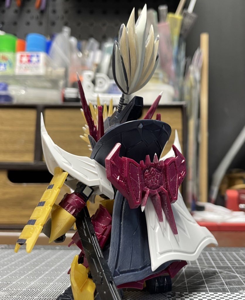 シャープ化と肉抜き埋めしてます。今回の反省点。前飾りはシャープ化にこだわるがために削りすぎてガタガタになってしまいました。あまりシャープでもないし…。ちょんまげどうしようか悩みました。パテで重くなるのやだなぁとか考えたのですが、結局パテで整形。2回に分けてパテの色変えて埋めてます。髪の流れの都合上まとめて盛るより整形しやすいだろうと、色変えてるのは溝になる部分がわかりやすく削り過ぎることを防ぐためです。