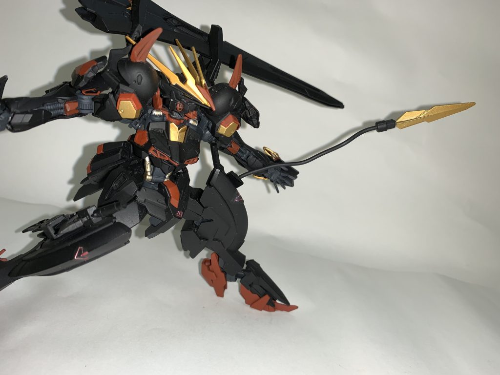 ・テイルブレード刃に希少超硬合金製が採用されてる。伸縮機能はなく、主に不意打ち、背後にいる敵の攻撃に対応するために装備されてる。また敵機を突き刺し、機体内部構造を電撃で焼き切ることが可能。