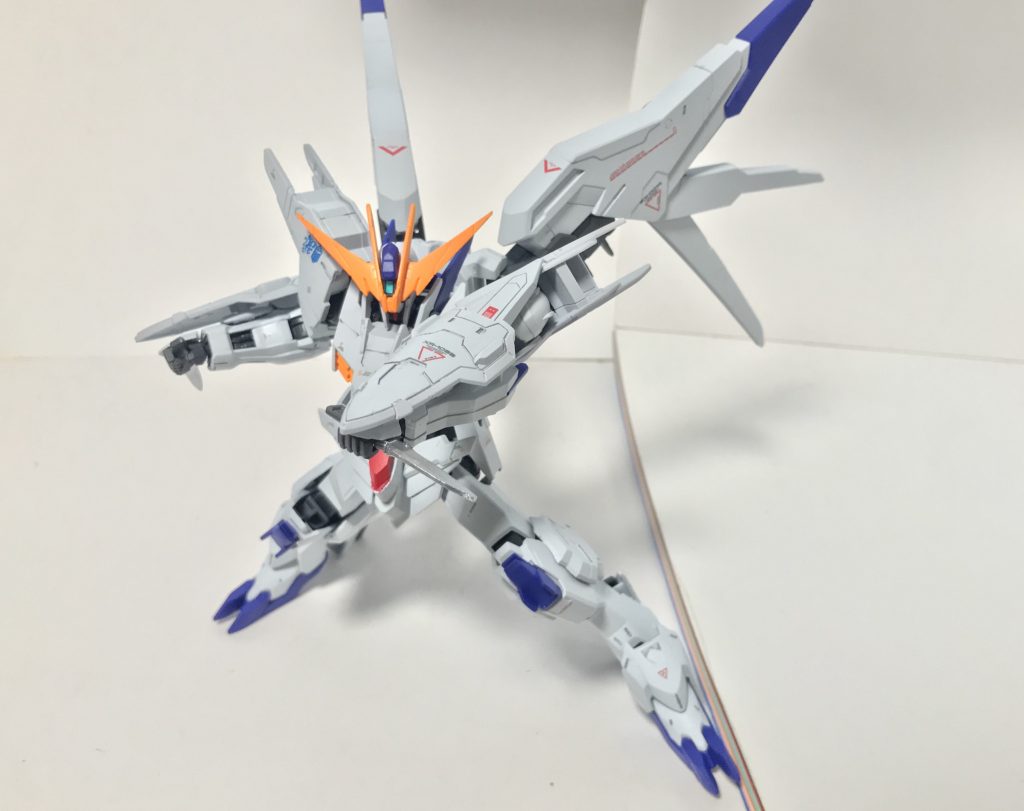 対装甲ナイフ。普段は両腕の「シース・アーマー」の中に格納されており、緊急時や全ての武装を失うようなシチュエーションでこそ輝く、本当にダイバーが隠しておきたい、最後の切り札ともいえる武装に仕上がっている。長々と失礼しました、Twitterで開催されている「ガンプラシンプル改造コンテスト」に参加した第二弾のものです