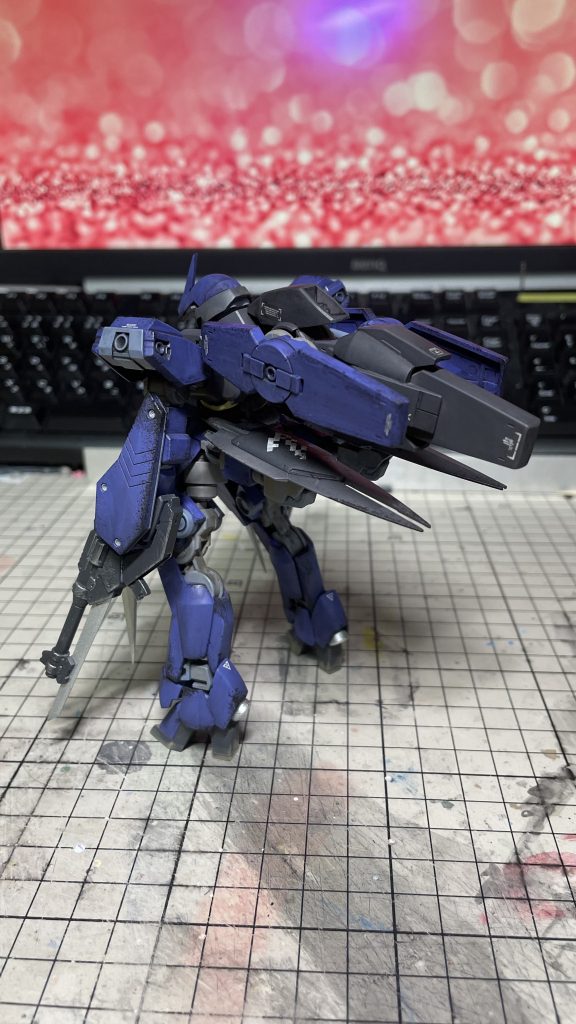 バックパックはブーストモードに変形します。