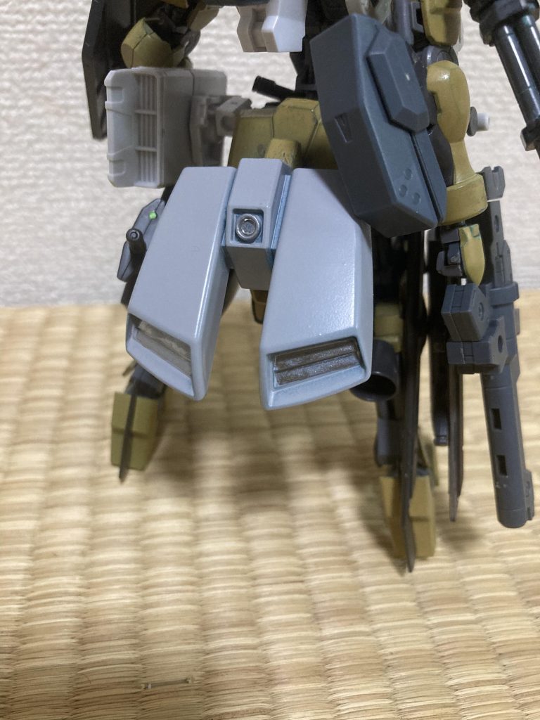 腰のアーマーにはヤクト・ドーガの物を使用