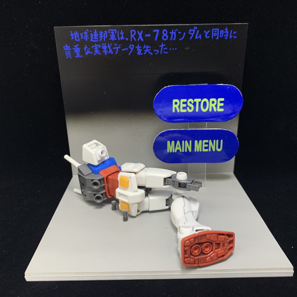 HGのガンプラも置いてみた。ガンダムヘッド取り付け用の凸部がちょっと邪魔になるけど一応置けるサイズです。