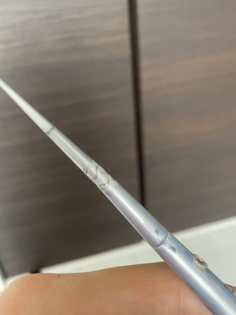 取っ組み合いの時に素手で握られた時の傷を再現