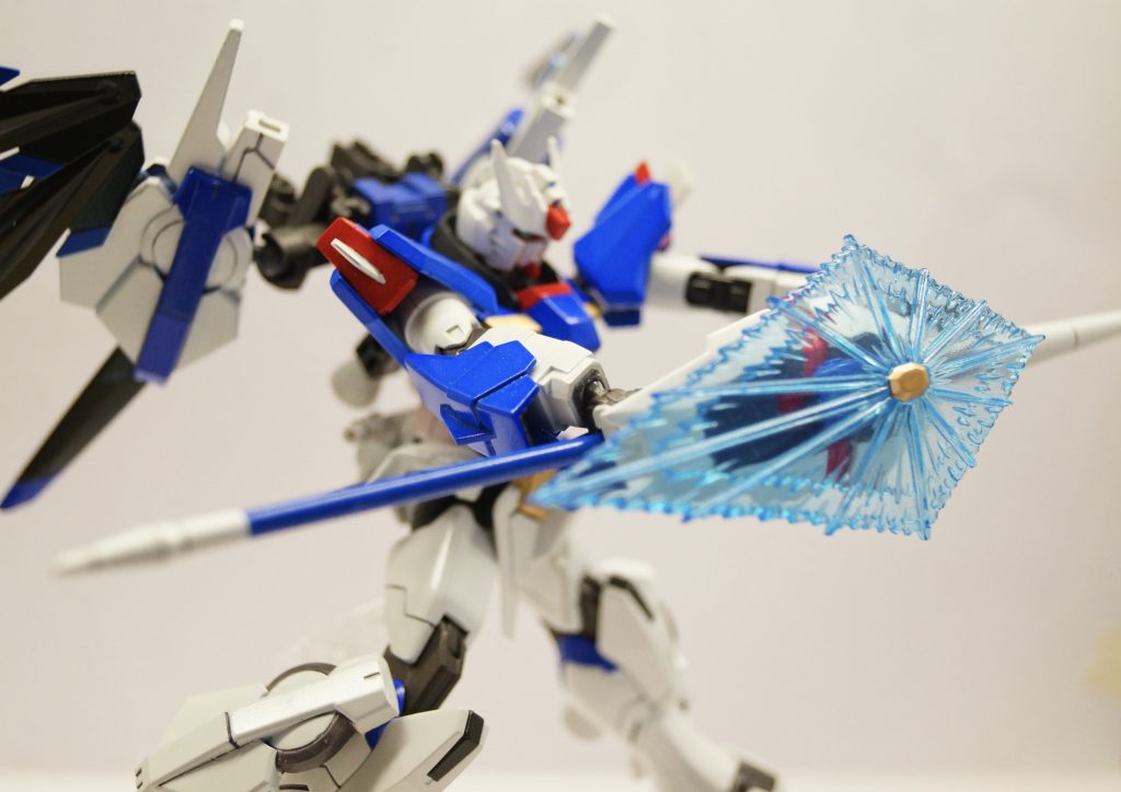 　スレイプニルシリーズ用マルチウェポン「ディサイシヴ」ALICEALICEALICEALICEALICEALICEALICEALICEALICEALICEALICEALICE　スレイプニルシリーズ用に製作された槍型複合兵装です。ドッズランサーをベースにアンチビームシールド、ビームシールド発生器が追加されています。　元々は初代スレイプニル用に制作が始まり、結局完成せずにお蔵入りしていたものですが、完成1周年を迎えた[グロリアス]に贈る装備として完成させられました。そのため、塗装は式典用装備をイメージした光沢仕上げになっています。ALICEALICEALICEALICEALICEALICEALICEALICEALICEALICEALICEALICE