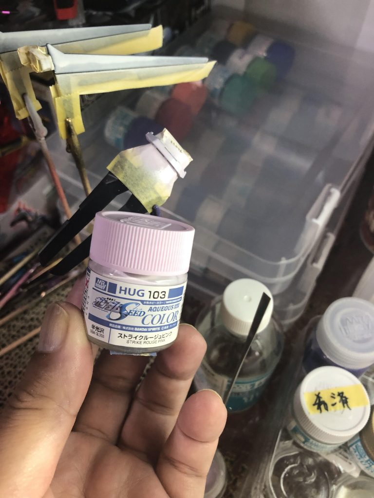 ステッカー部分だけを塗装しました。シールドのこの部分だけのために専用塗料を買ったのですが色が合わずw全塗装前提なので仕方がないですねw