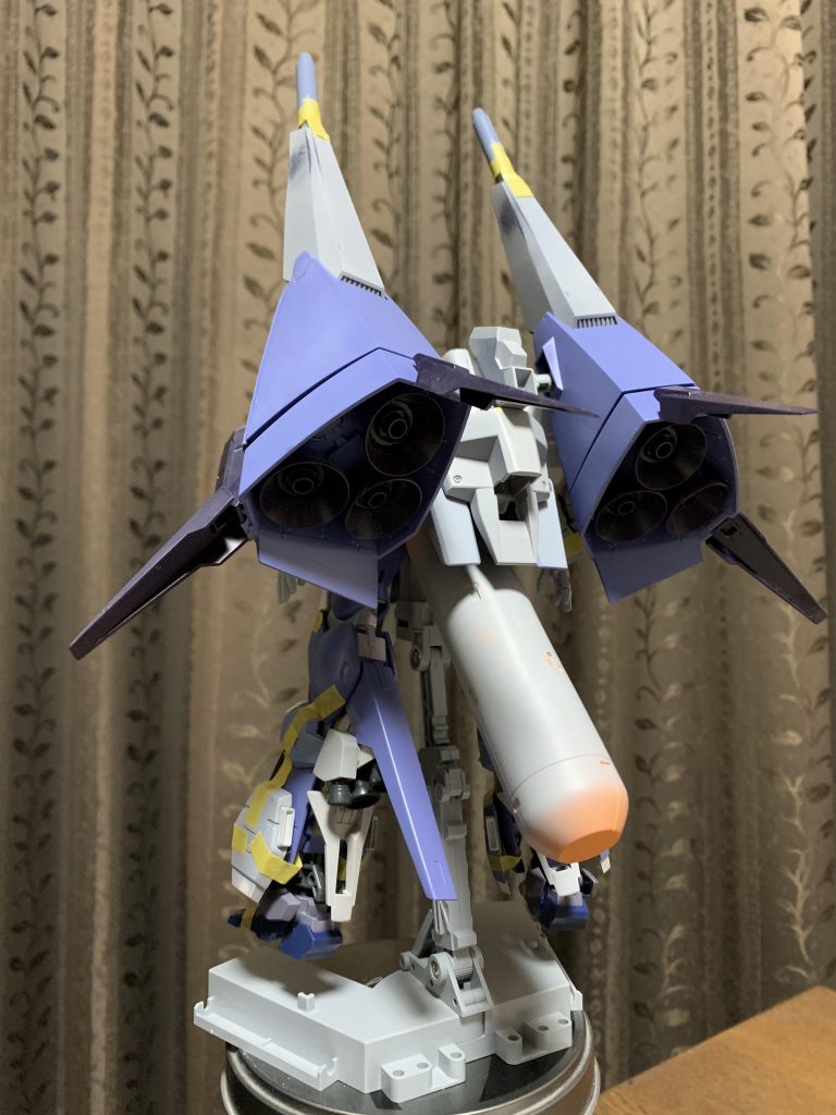 脚部:デルタプラスの脚を接続部分を整形して接着。背部:メッサーラのバックパックを色々削り込んで、ヘイズルやトーリスリッター、ドーベンウルフ等のパーツを組み合わせて、コトブキヤさんのラジエートフィンAも組み込んでます。