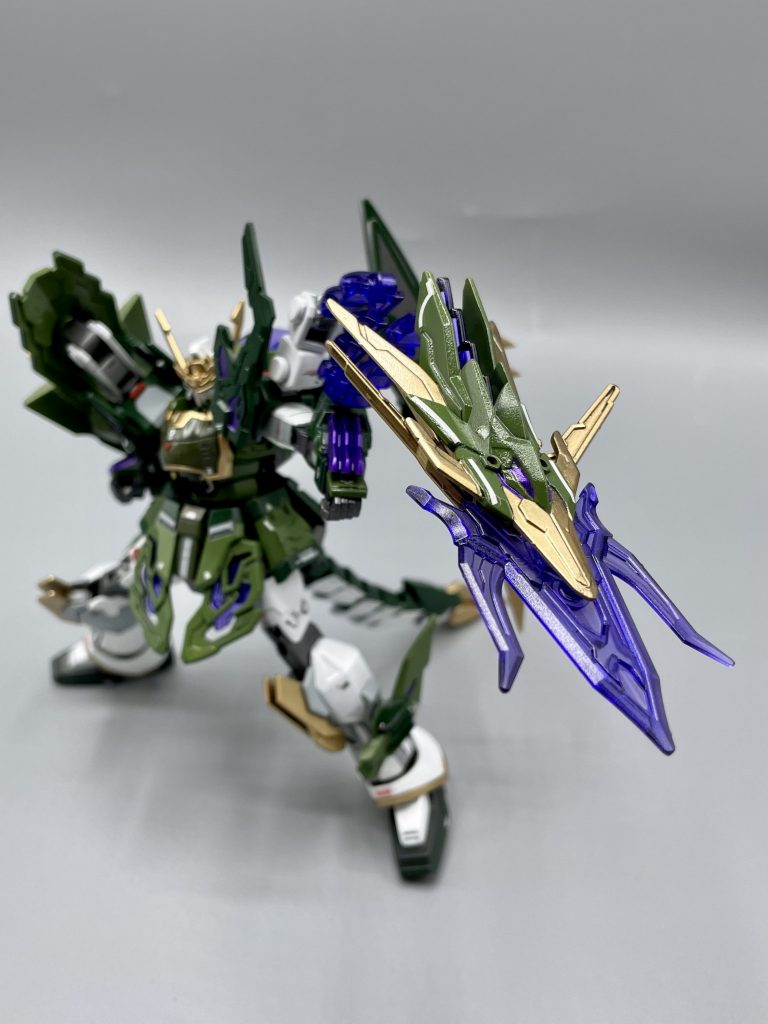 左肩龍:主攻撃装甲、先端のビーム装甲による斬撃。こちらは延長機能があり、近中距離の敵機にも対応できます。