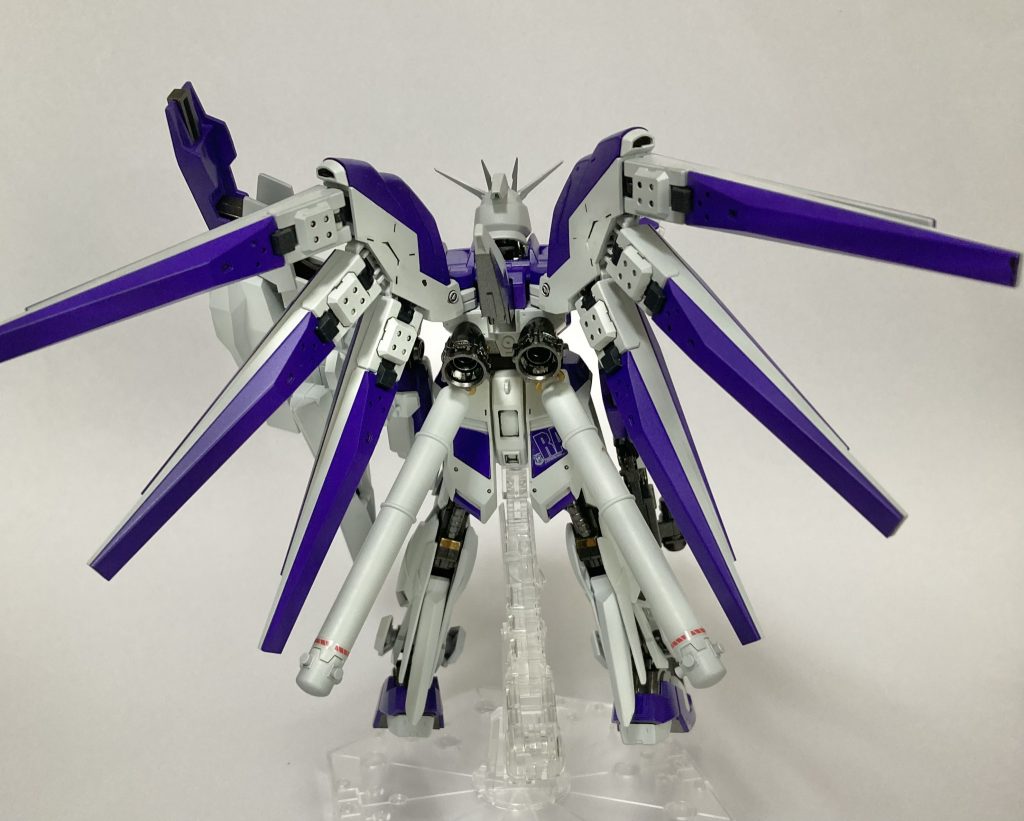 背面カラーリングは初期デザインなどと同じく紫、白のカラーにしました。その他フレーム、武装類はガンメタにしています。