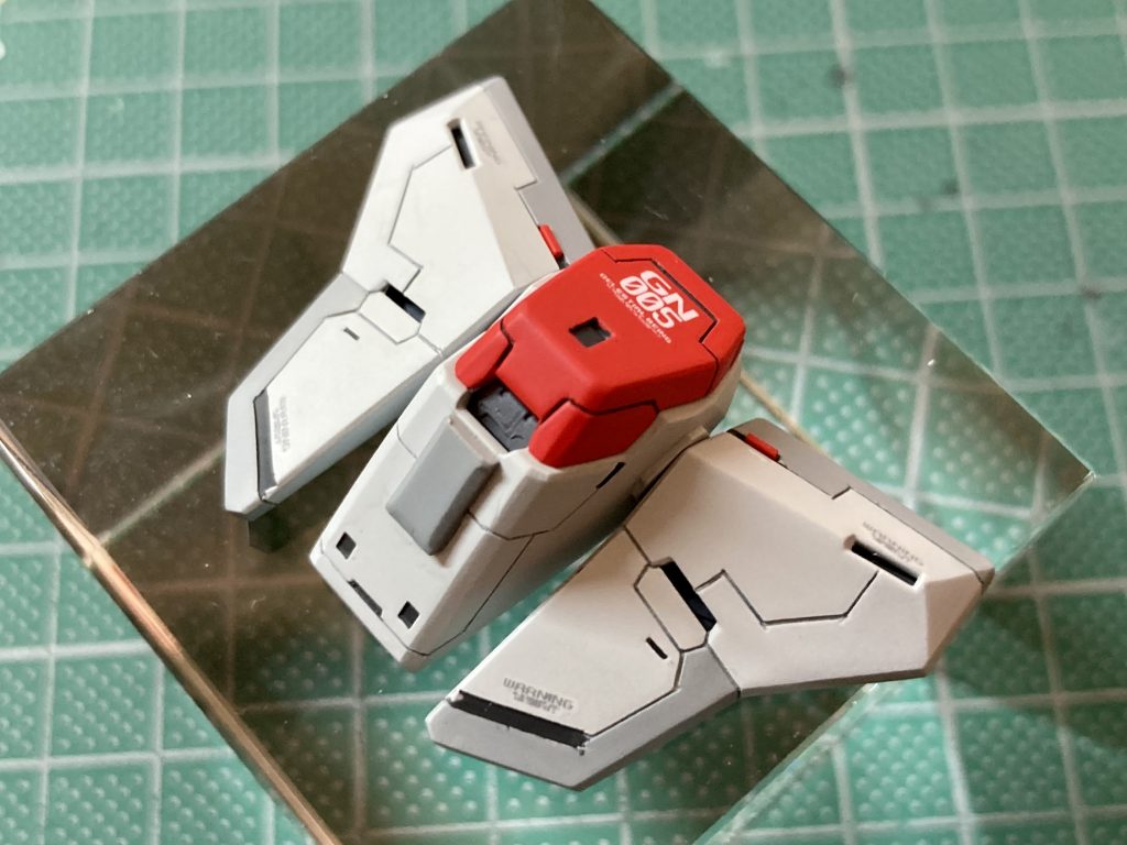 MG 1/100 ガンダムヴァーチェは、各部位にスジボリやプラ板でのディテールアップを施しています。個人的にお気に入りはリアスカート部分で、スジボリ・プラ板・レッドチップ・色分けと情報量をアップしています。