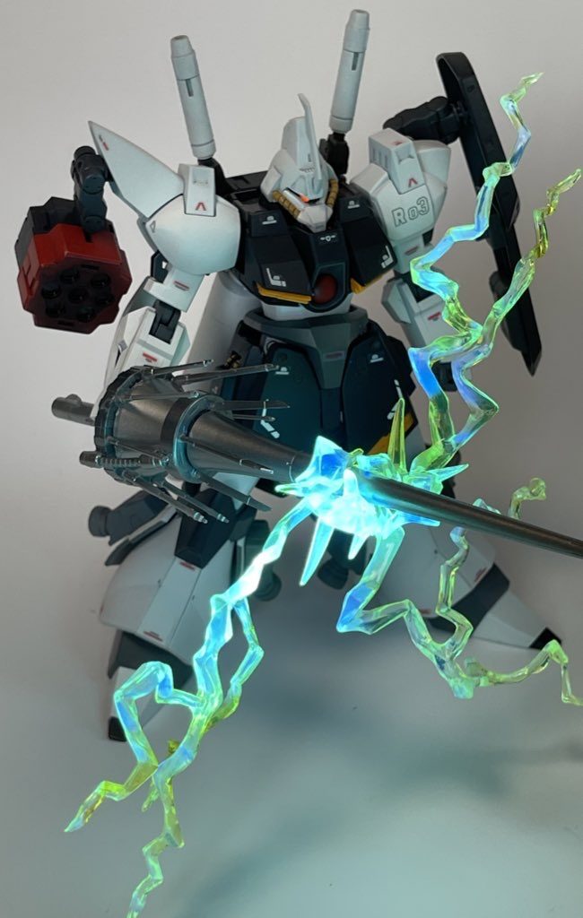 ハイボルテージ感出てますでしょうか。フィギュア用エフェクトパーツを蛍光塗装し発光させております。こんなうまくいくとは。